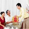 Gơi ý 5 quà tết tặng quà cho bố mẹ vợ đầu xuân